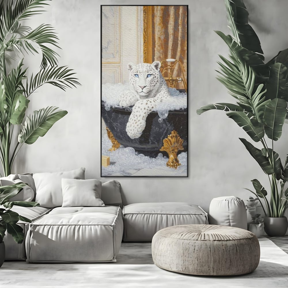 Tablou canvas cu tablou canvas cu leopard alb in cada, in rama de aluminiu negru, pe perete intr-un living